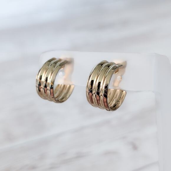 Vintage Clip On Earrings Gold Tone Corrugated Hoops 0.75" - Picture 1 of 7